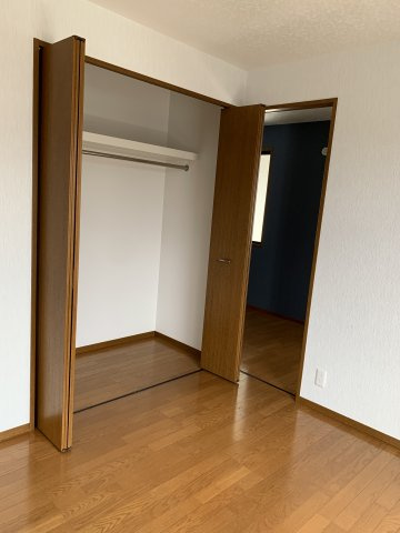 西明石　鳥羽一戸建て　の収納|２階洋室9.3帖のクローゼット