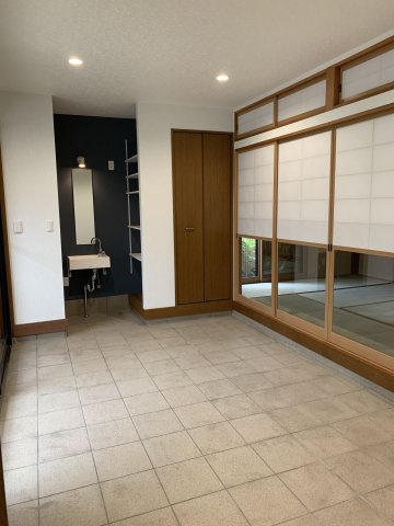 西明石　鳥羽一戸建て　の洋室|1階洋室：床は石畳で靴を履いたまま入室できます。ペット、趣味の部屋など多種多様に使用できます！