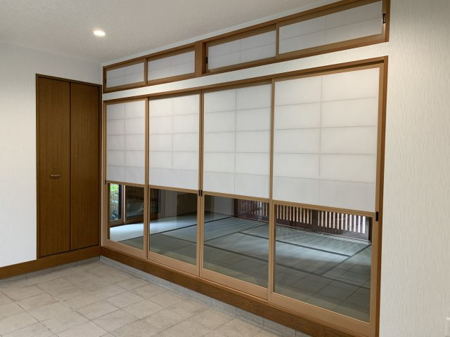 西明石　鳥羽一戸建て　の洋室|1階洋室と和室の間仕切りは、趣のある雪見障子です。