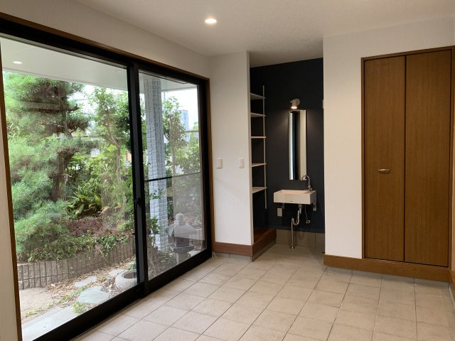 西明石　鳥羽一戸建て　のその他|1階洋室は電動シャッター雨戸です。南向きの窓は開口部がたいへん広く陽当たり良好です！