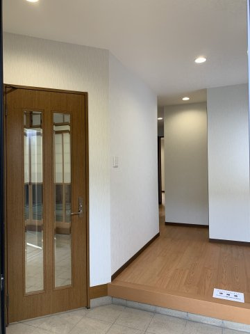 西明石　鳥羽一戸建て　の玄関|内玄関です。床はフローリング上張り施工、天井にはダウンライトを交換、新規増設しました。