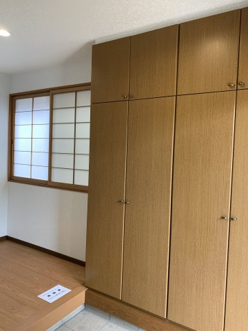 西明石　鳥羽一戸建て　の玄関|大型のトール型下駄箱はたくさんの靴を収納できます。