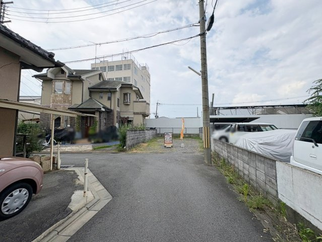 吉祥院東砂ノ町　メインプラン|東側はガレージの為、隣地との圧迫感が軽減され開放感が感じられます！また、おうちの裏側も高さのある建物が無く風通し良好♪（R8.8撮影）
