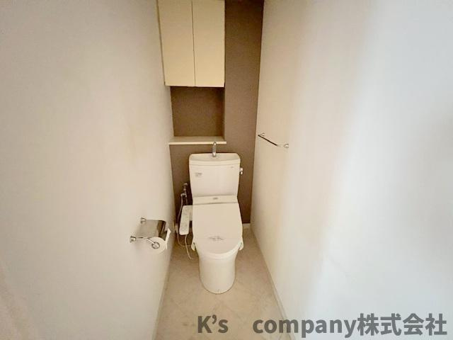 ◎茅ヶ崎市中海岸4丁目　プランヴェール茅ヶ崎中海岸のトイレ|ペーパー類の保管ができる棚付きのトイレ◇