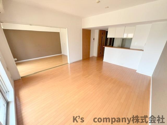 ◎茅ヶ崎市中海岸4丁目　プランヴェール茅ヶ崎中海岸の居間・リビング|リビングの隣に洋室があり開放すると広さが感じられる空間になります◇