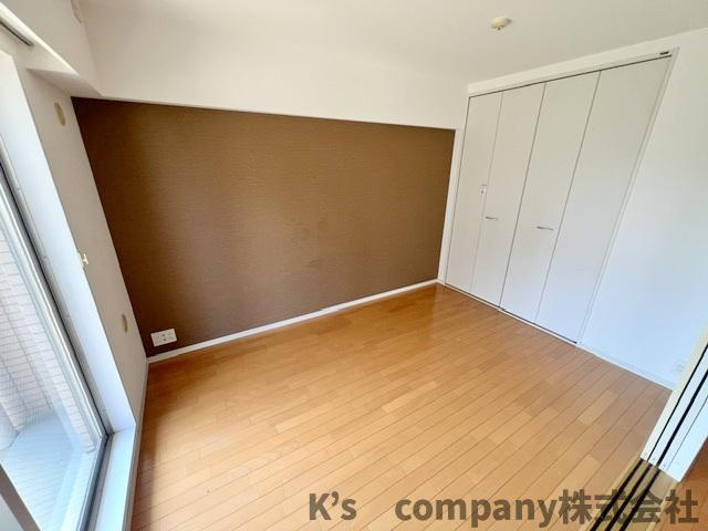 ◎茅ヶ崎市中海岸4丁目　プランヴェール茅ヶ崎中海岸の洋室|リビングに隣接している洋室◇アクセントクロスがお部屋に奥行きを感じさせます◇