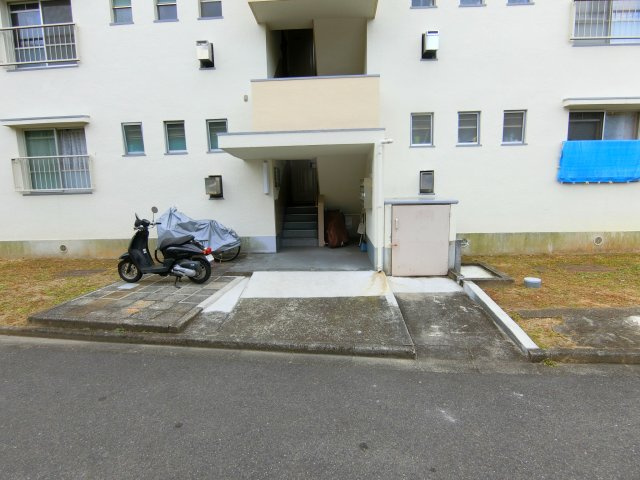 公団狭山住宅13号棟のエントランス