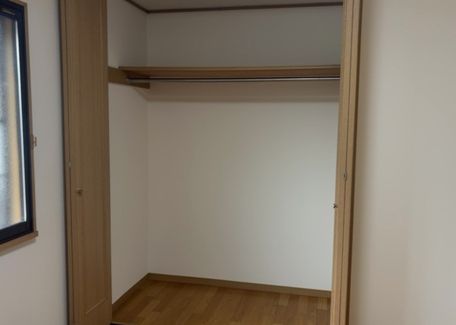 【収納】 | デザイン性を重視しすぎて収納が少なかった！なんてことにならないため、事前に現地で収納の数を確認しておくことをお勧めします。クローゼット以外にも床下収納や屋根裏収納、パントリーなどもチェックしましょう。