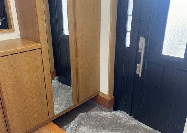 【玄関】 | 玄関は家の顔でもあり、家族以外の目にも止まる場所です。玄関は外との間を仕切る扉、靴などをしまっておく収納スペース、靴脱ぎのたたきスペース、来客とのやり取りをするドアホンなど複数のアイテムからなります。