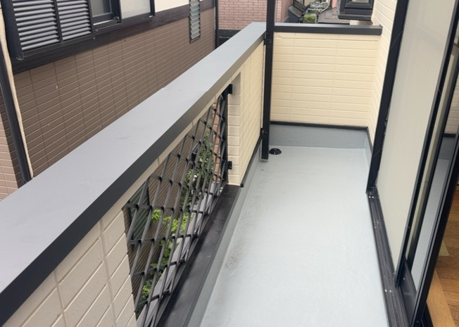 【バルコニー】 | バルコニーは、室外の専用スペースのうち、「屋根がなく開放された空間」であるものを指します。ベランダより広いタイプのものが多く、日当たりもよいため家庭菜園などを楽しみたい人にとって適した環境となります。