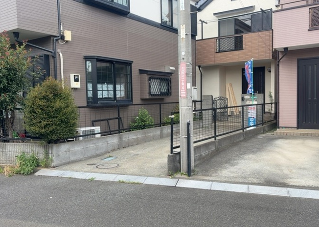 【前面道路含む現地写真】 | 住宅用の土地では前面道路に2m以上接していなければならないと法律で定められています。しかし、お持ちの車のサイズやライフスタイルなどにより、2mでは利便が悪い場合もございますので、事前に確認しましょう。