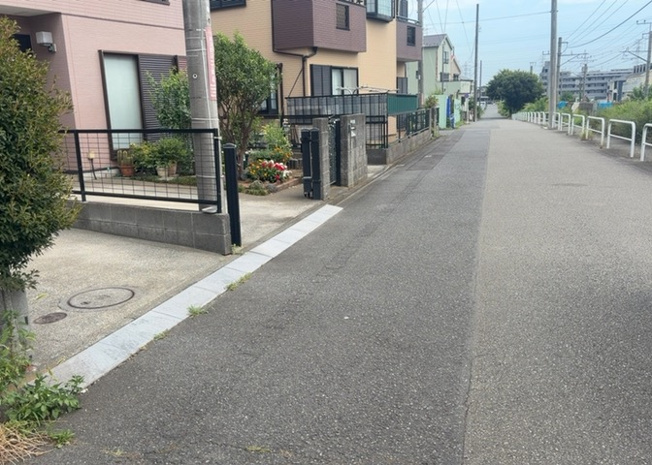 【前面道路含む現地写真】 | お持ちの車種によっては前面道路が広い方が便利でしょう。しかし、前面道路が広ければその分交通量が多くなるため、騒音などが気になる場合があります。実際に現地を見学し、周辺交通量や騒音などを確認しましょう！
