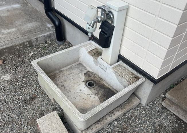 【設備】 | 敷地内に散水栓や立水栓があると便利です。水道水を直接利用できるため、水を運ぶ手間を省くことが出来ます。大量の水を必要とする洗車作業や清掃などに役立ちます。その他設備とあわせて、現地でご確認ください。