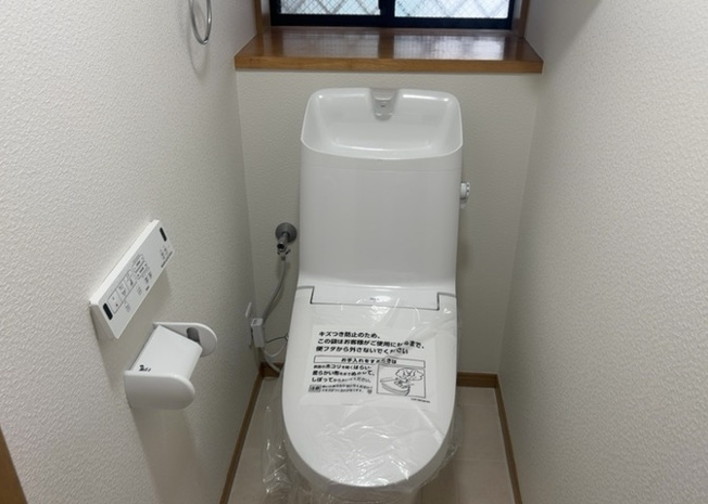 【トイレ】 | トイレは大きさや形、機能、抗菌性などが異なる多種多彩なタイプが各メーカーから出ています。それぞれに良さがあるため、事前にどういったタイプのトイレがいいのかをご家庭内で決めて、内見に行くといいでしょう。