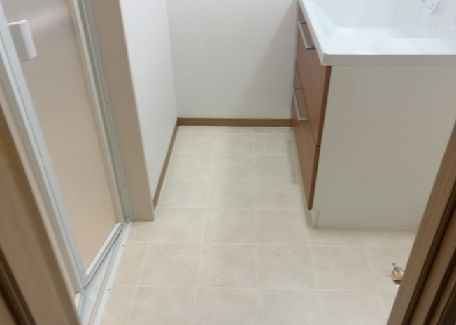 【脱衣所】 | 多くの戸建て住宅で見かける洗面脱衣所は、洗面台と洗濯機が2畳ほどのスペースに並べられていて、洗面所が脱衣所を兼ね備えている間取りが一般的です。お客様が利用することもある、パブリックな空間でもあります。