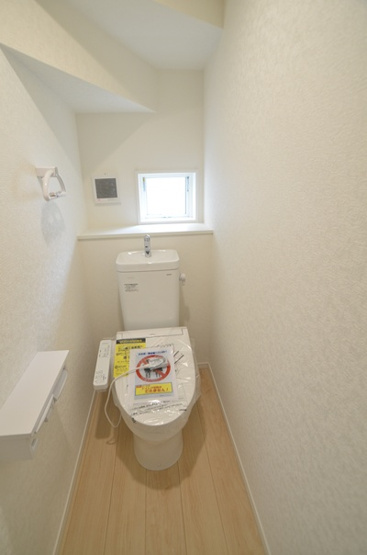 【トイレ】 | 綾瀬市深谷南４丁目　新築戸建て　全5棟【仲介手数料無料】 | 1階