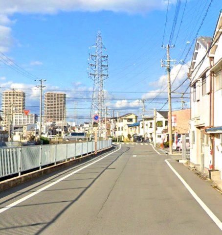 南七松町2丁目の前面道路含む現地写真|前面道路は歩道も整備され、小さなお子様にも安心