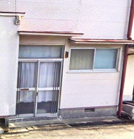 南七松町2丁目の玄関|前道は陽当たり・風通しが良い幅員7.5ｍ
