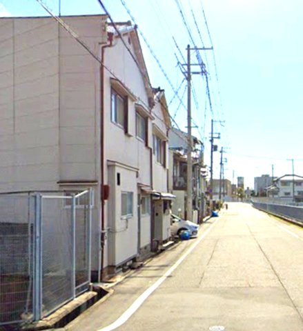 南七松町2丁目の前面道路含む現地写真|各方面アクセスがいい住居は日々の生活を助けてくれますね。