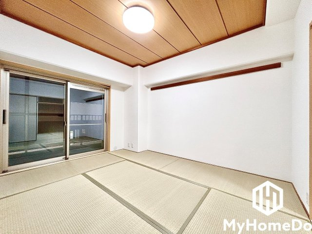 日商岩井栄ハイツの和室|柔らかな陽射しと畳の温もりが心地よい和室。ごろんと寝転んで、贅沢なくつろぎ時間を。