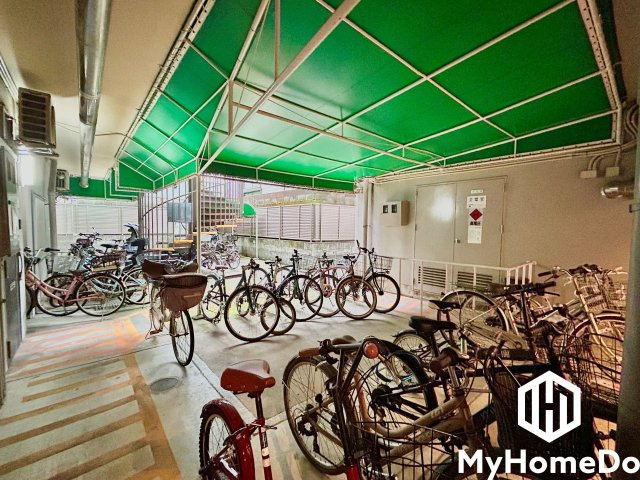 日商岩井栄ハイツの駐輪場|天候に左右されず自転車を保管できる屋根付き駐輪場。日常の使い勝手はもちろん、防犯の観点からも安心感のある環境です。