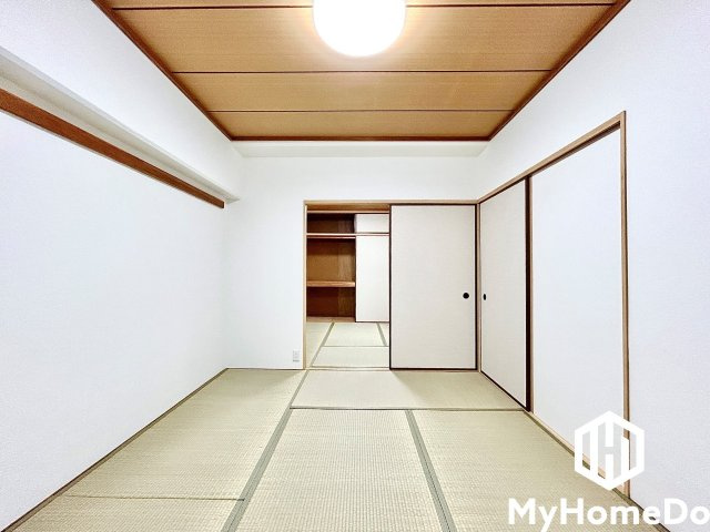 日商岩井栄ハイツの和室|柔らかな陽射しと畳の温もりが心地よい和室。ごろんと寝転んで、贅沢なくつろぎ時間を。