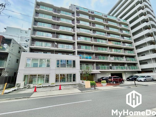 日商岩井栄ハイツの外観|陽光に映える美しい外観。街並みに馴染みながらも、ひときわ目を引く存在感。