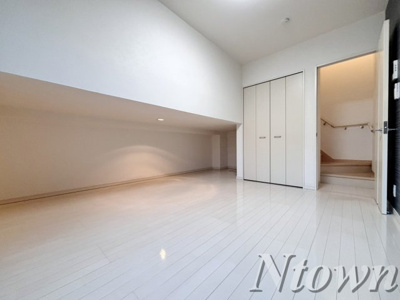 【居間・リビング】 | ロレイアム | こちらの居間で趣味の時間をお楽しみください