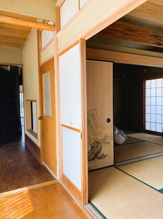 【中古戸建】行田市持田3丁目のその他|■縁側｜風通しがよく自然の風を取り込みやすい、外と中の”ちょうどいい中間空間”で季節を感じながらゆったり過ごせる癒しのリラックススペースです♪