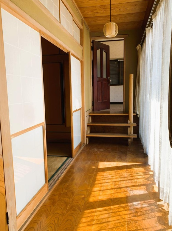 【中古戸建】行田市持田3丁目のその他|■廊下｜日常に”ほっと一息”をプラスしてくれる廊下。暖かな日差しが差し込みます♪