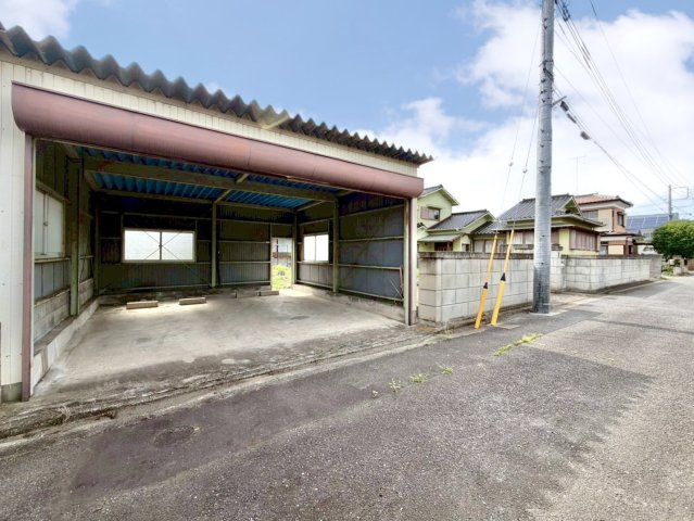 【中古戸建】行田市持田3丁目の駐車場|■駐車スペース｜雨風を気にせず乗り降りができる快適性の高さと、シャッター付きで防犯性も高いのが魅力の一つです♪