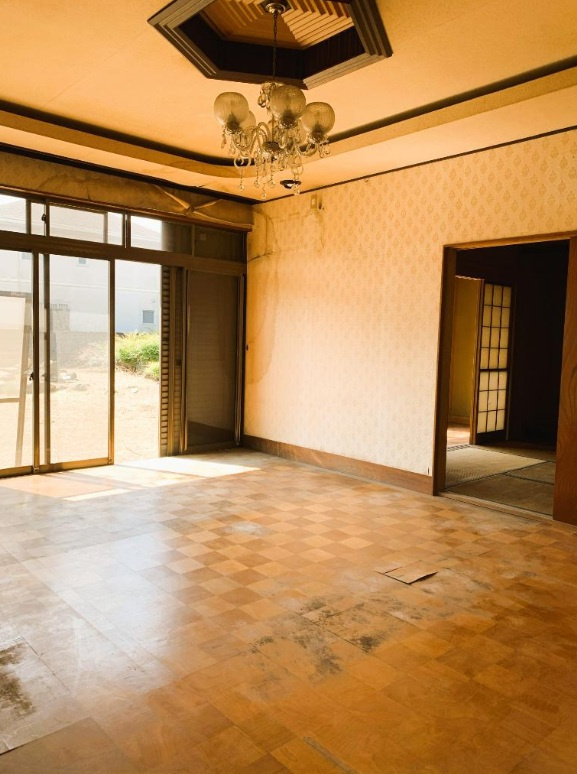 【中古戸建】行田市持田3丁目の居間・リビング|■リビング｜落ち着きのある表情を見せるリビングダイニング。太陽の光がたっぷり差し込むリビングは、自然とご家族が集まる居心地の良い空間です。