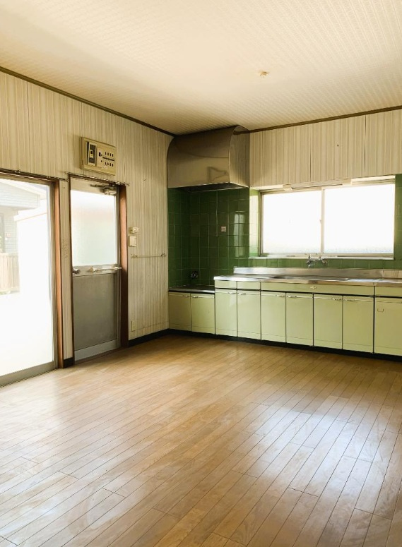 【中古戸建】行田市持田3丁目のキッチン|■キッチン｜キッチンの部屋が独立している為、お料理時の油の臭いや煙などが隣接するお部屋に充満しにくい造りとなっています♪