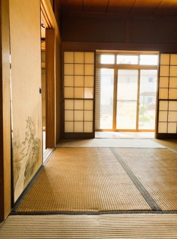 【中古戸建】行田市持田3丁目の和室|■和室｜フローリングでは感じることのできない圧倒的な寛ぎやすさを実感してください。独立しているので周りを気にせず寝そべることもできますね♪