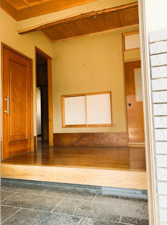 【中古戸建】行田市持田3丁目の玄関|■玄関｜「玄関から、我が家を心地よく。自然の風や光を感じられる気持ちのいい玄関へ。」永く居心地のいい暮らしを演出する快適性能と安心を両立させたドア♪