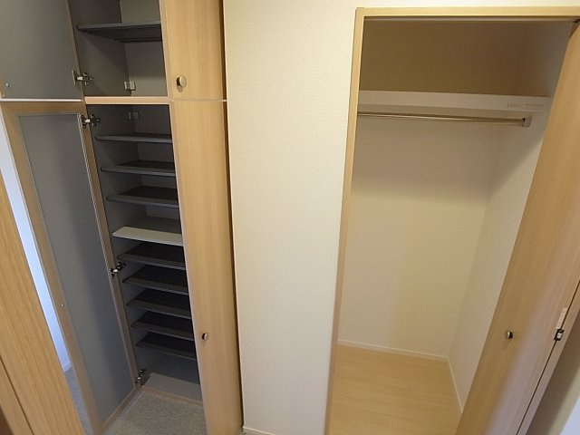 ナチュール谷上の玄関|鏡付きの大型シューズＢＯＸと玄関収納便利