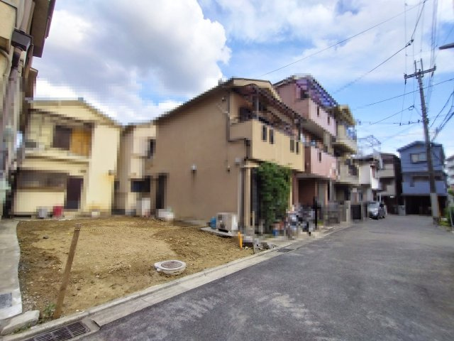 高槻市桜ケ丘北町新築戸建の前面道路含む現地写真|前面道路幅員約４．５ｍです。