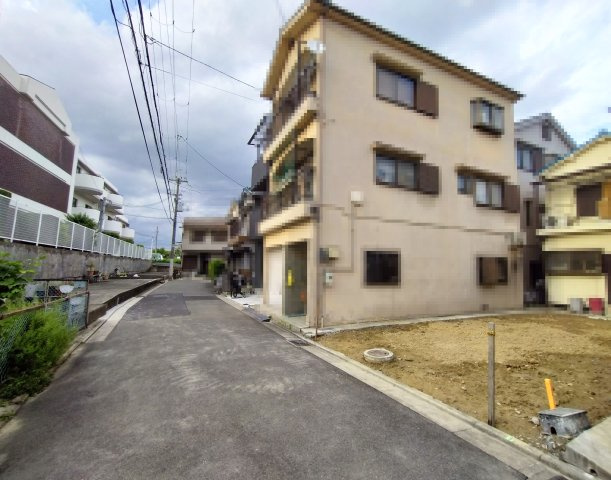 高槻市桜ケ丘北町新築戸建の前面道路含む現地写真|交通量の少ない閑静な住宅地です。