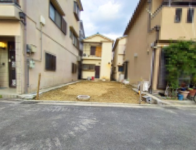 高槻市桜ケ丘北町新築戸建の前面道路含む現地写真|モデルハウスにて建築前でも同施工のお建物を見学いただけます。