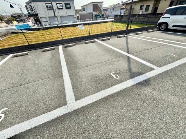 メゾンレフォルテの駐車場
