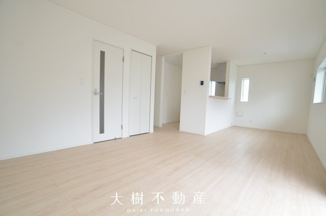 【居間・リビング】 | 綾瀬市深谷南４丁目　新築戸建て　全5棟【仲介手数料無料】
