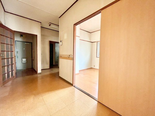 中銀南長崎マンシオンの居間・リビング|リフォーム前2026.06.11撮影

現地ご見学希望・資料請求などお気軽にお問い合わせ下さい！
03-5990-5201