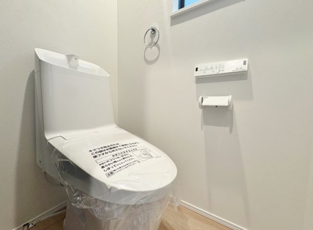 戸田市笹目7丁目 限定1棟のトイレ|小窓を設けた明るく衛生的なトイレ
各階にトイレを設けているので忙しい朝にも便利です
