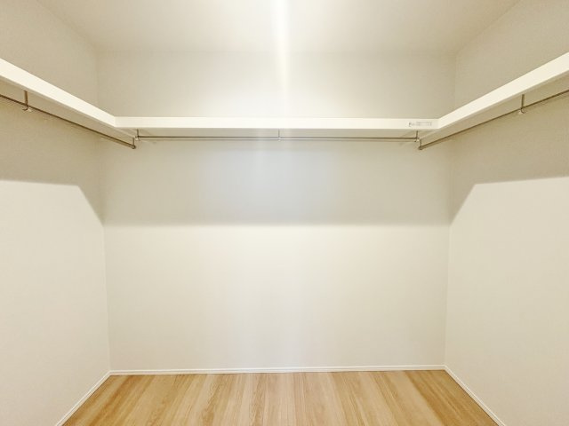 戸田市笹目7丁目 限定1棟の収納|2階8.3帖洋室には大型WICを設置しています
ご家族の季節衣類などしっかり収納できます