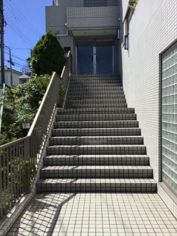 ヒルサイドテラス東寺尾のエントランス|※現況優先