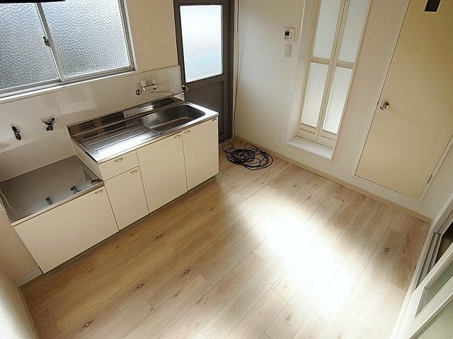 カーサ西山町の内装|窓が大きく風通しも良好