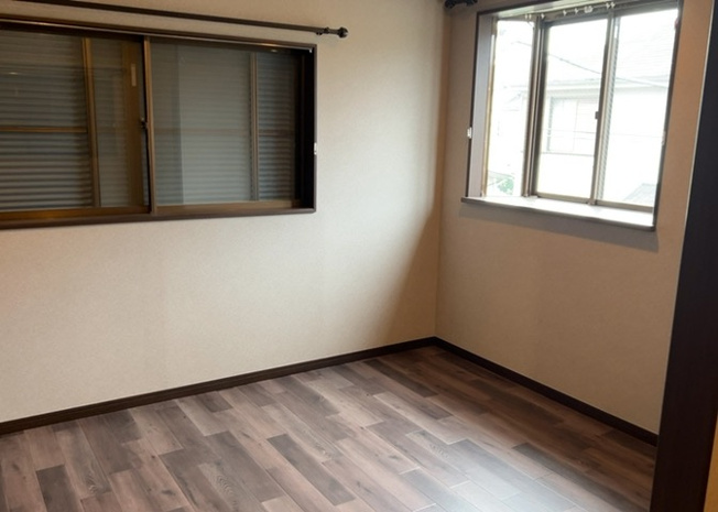【洋室】 | 洋室のメリットは重い家具が置きやすく、身の回りが整理しやすいことです。 床がフローリングのため畳とは異なり凹みにくいです。 クローゼットなど収納が豊富で、普段使わない旅行カバンや服の整頓も簡単にです。