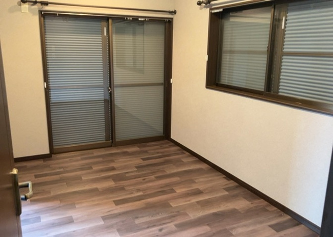 【寝室】 | 寝室でゆっくりと過ごすためにはベッド周りの適度な空間を担保することや窓の位置、照明の明るさ、寝室の広さなどを考える必要があります。自身や家族の構成とライフスタイルに併せて寝室にする部屋を選びましょう！