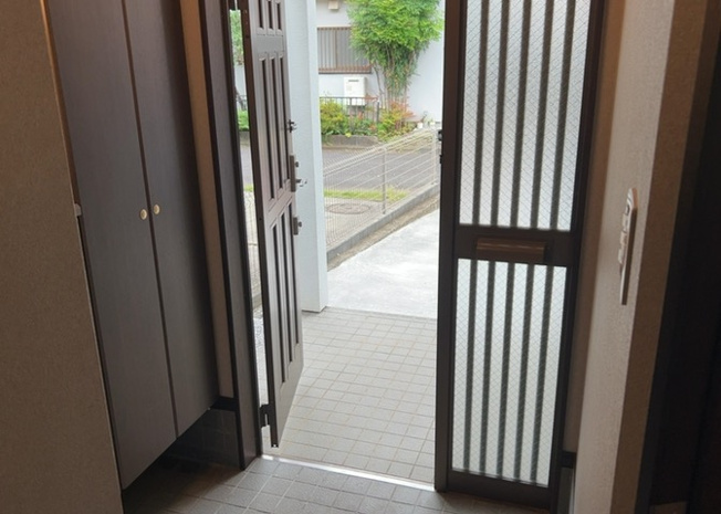 【玄関】 | 玄関は家の顔でもあり、家族以外の目にも止まる場所です。玄関は外との間を仕切る扉、靴などをしまっておく収納スペース、靴脱ぎのたたきスペース、来客とのやり取りをするドアホンなど複数のアイテムからなります。
