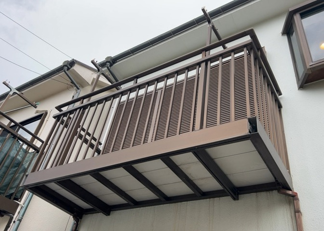 【バルコニー】 | バルコニーは、室外の専用スペースのうち、「屋根がなく開放された空間」であるものを指します。ベランダより広いタイプのものが多く、日当たりもよいため家庭菜園などを楽しみたい人にとって適した環境となります。